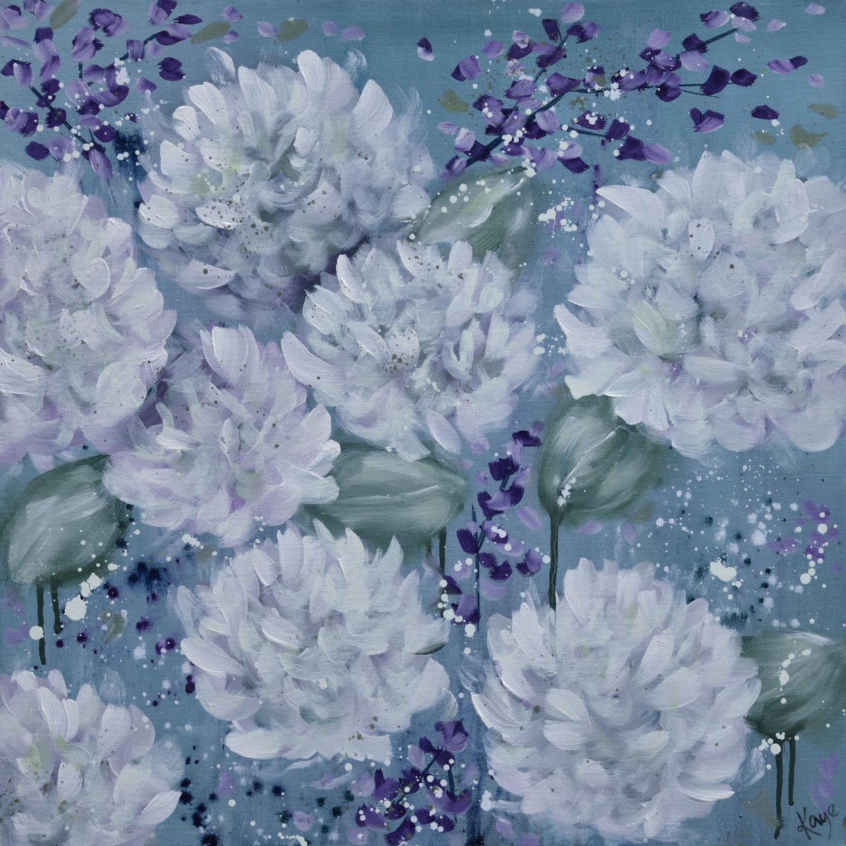 Kaye Lake, BLUE FLOWERS I (Blumen, Blüten, Pflanzen, üppig, prachtvoll,  Botanik, Treppenhaus, Wohnzimmer, Malerei, Zeitgenössisch, Wunschgröße, blau/grau/violett)