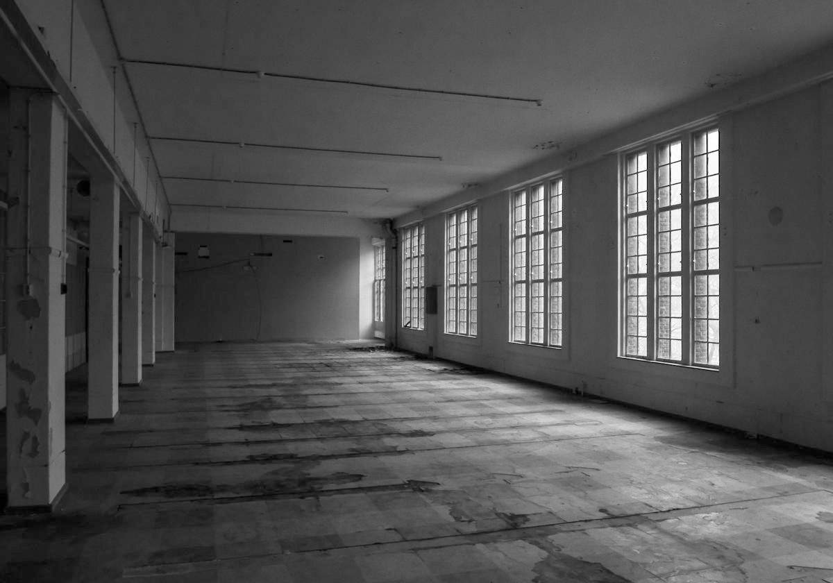 Dick Carlier, RUN-DOWN BUILDINGS III (Gebäude, Industriegebäude, Halle, Leere, Architektur, Nostalgie, Vergänglichkeit, Verfall, Fotokunst, Wunschgröße, Wohnzimmer, Treppenhaus, schwarz/weiß)