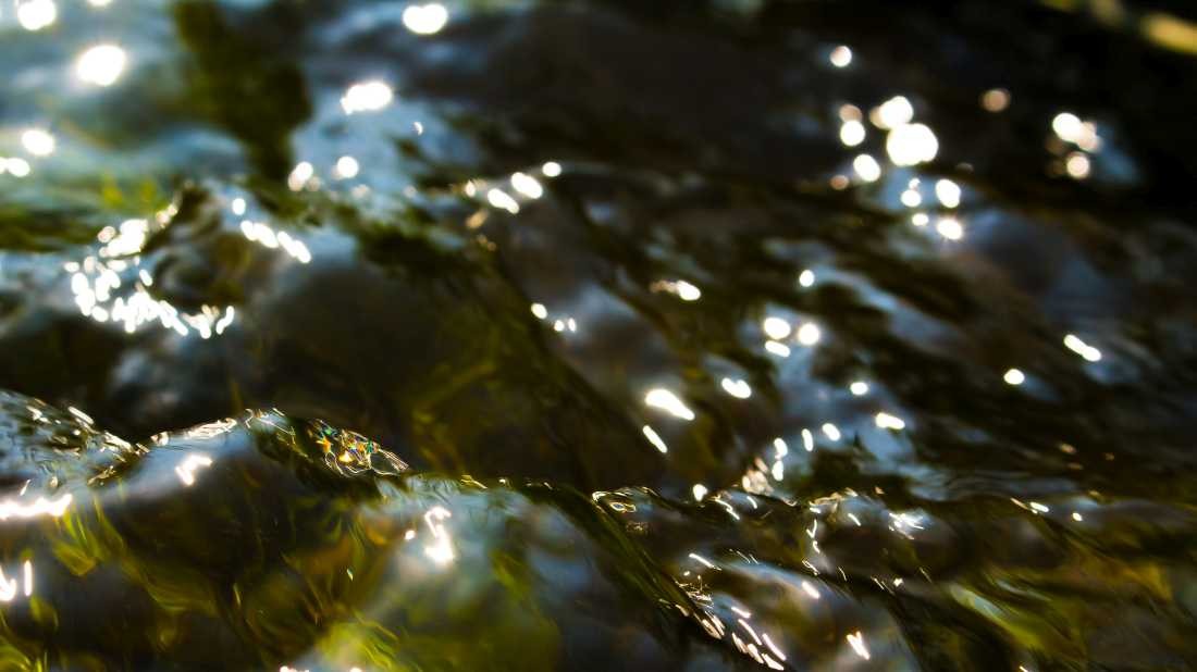 Conny Krakowski, Wasserlauf (bach, fluss, Flusslauf, Flussbett, Wasserfall, strömung, Strom, sanft,  Landschaft, Urgewalten, Fotografie)
