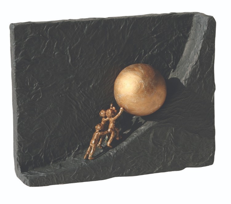 Kerstin Stark, Zusammen etwas bewegen, 19 x 14cm (Motivation, Inspiration, Menschen, Kugel, bergauf, Teamwork, gemeinsam, Erfolg, Zielstrebig, Skulptur, Plastik, Bronze, Figuren, Wohnzimmer, Büro, Steinguss, bronzefarben, schwarz,)