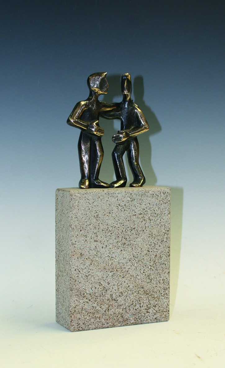 Raimund Schmelter, Partner, 22 x 10 x 4cm (Figuren, Männer, Freunde, Partner, People & Eros, Steinsockel,  Skulptur, Bronze, Metall, Patina, Plastik, Wohnzimmer, bronzefarben)