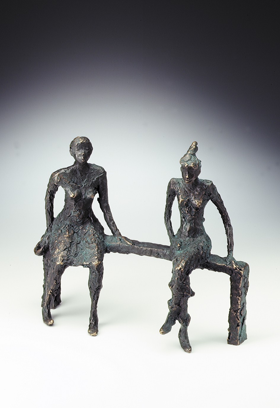 Luise Kött-Gärtner, Zwei Frauen, 24 x 28cm (Freundinnen, Frauen, Gespräch, Bank, Bronze, raue Oberfläche, Figuren, Nähe, Inspiration, Motivation, Skulpturen, Wohnzimmer)