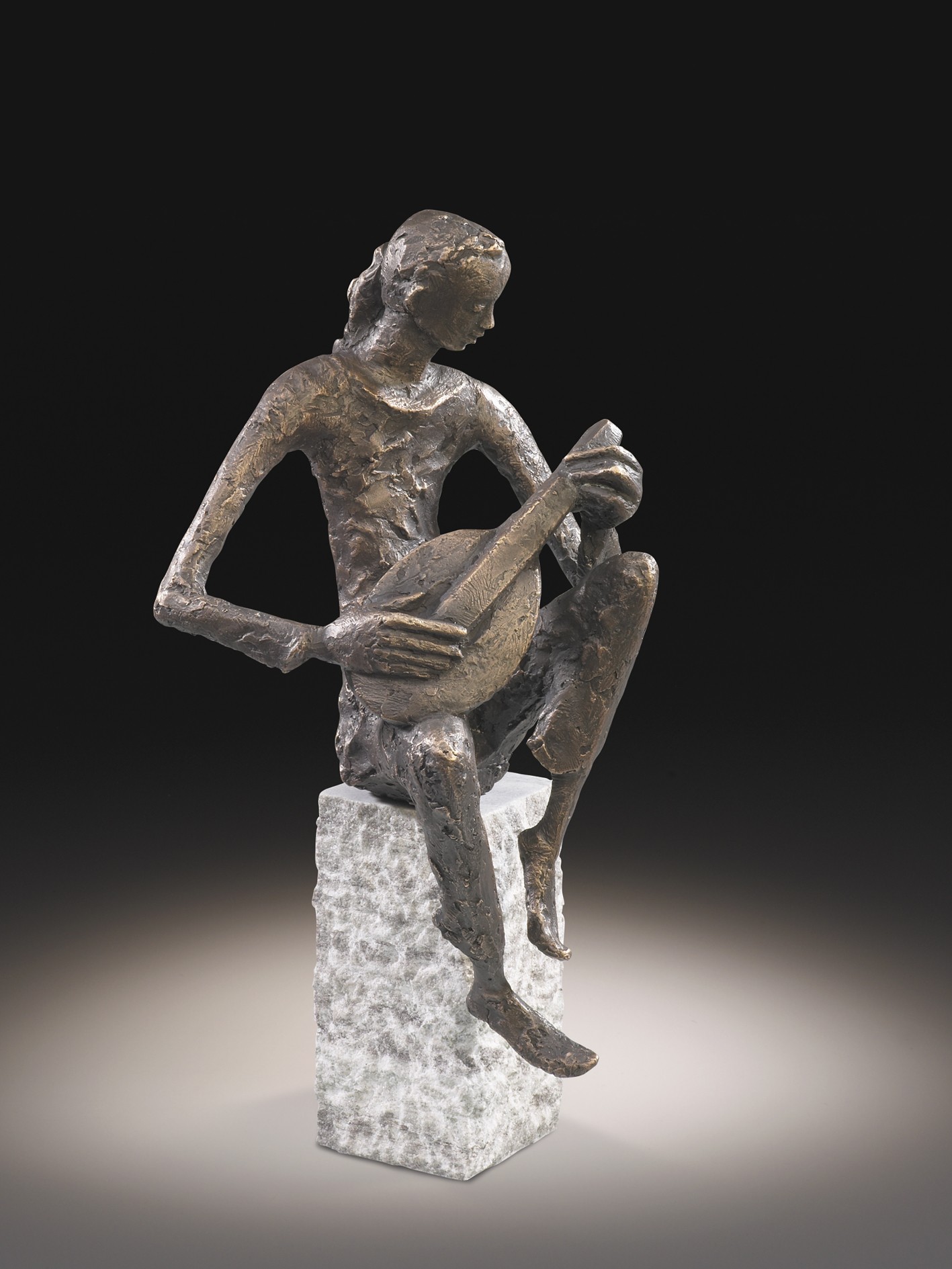 Luise Kött-Gärtner, Lautenspiel, 53cm (Musiker Laute, Lautenspieler, Sockel, Skulptur, Figur, Bronze, rau, raue Oberfläche, Musikzimmer, Wohnzimmer)