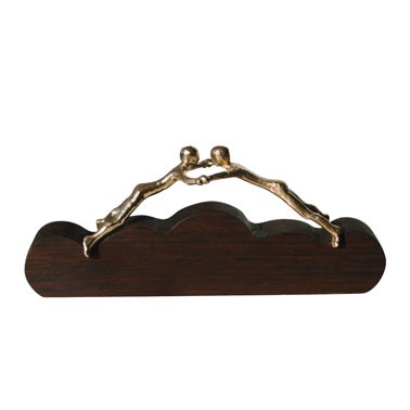 Raimund Schmelter, Über den Wolken, 11cm (Über den Wolken, Wolken, Holz, Personen, schweben, Glück,  Motivation, Inspiration,  Skulptur, Bronze, Metall, Plastik,  Wohnzimmer, Büro, bronzefarben)