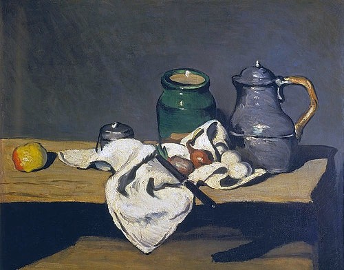 Paul Cézanne, Stilleben mit Wasserkessel. Gegen 1869 (Stillleben,Öl auf Leinwand,19. Jahrhundert,Paris,Musée d'Orsay,1839-1906,Cézanne,Paul,Stillleben,Cézanne, Paul 1839-1906,Teekanne,Eier,Zwiebeln,Messer,Handtuch,Krug,Kanne,Post-Impressionismus,gedeckte Farben,grau,bescheiden,Taschentuch)