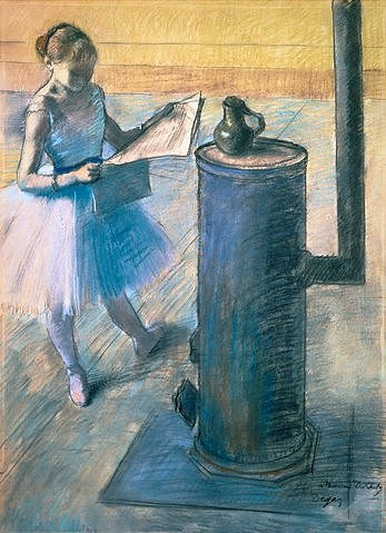 Edgar Degas, Zeitunglesende Tänzerin. Um 1880 (Degas,Edgar,1834-1917,Christie's Images Ltd,Pastell und schwarze Kreide,Degas, Edgar Degas,Ofen,Ofenrohr,Tänzerin,Zeitung,Ballerina,Mädchen,20. Jahrhundert,19. Jahrhundert,Impressionismus,impressionistisch,Lesen,wärmen,Wärme,pausieren,Pause,Heizofen,Zimme)