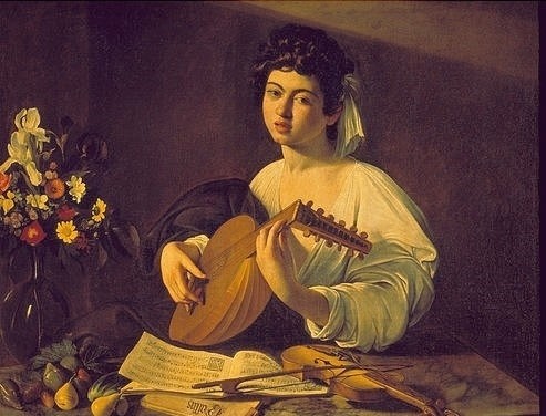 Michelangelo Merisi da Caravaggio, Junger Lautenspieler. Um 1595 (Musiker, Lautespieler, Gesicht, Bildnis, Portrait, Junge, Schönling, Jüngling, sinnlich, Stillleben, Geigenbogen, Blumenvase, Obst, Klassiker, Barock, Esszimmer, Wohnzimmer, Malerei, Wunschgröße, Detail bunt)