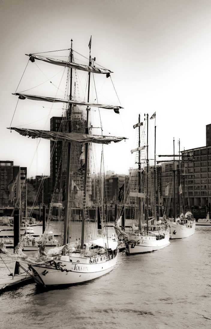 Konfiguration benutzen (Hafenstadt, Hamburg, Segelschiffe, Nostalgie, maritim, Wunschgröße, Fotografie, Wohnzimmer, Treppenhaus, sepia)