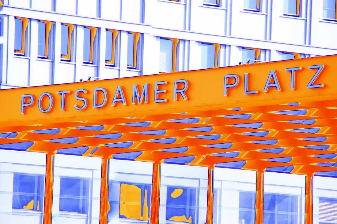 Carmen Varo, Berlin (Gebäude, Fassade, Fenster, Architektur, Berlin, Potsdamer Platz, Fotokunst, verfremdet, modern, Wohnzimmer, Büro, Wunschgröße, orange, blau, weiß)