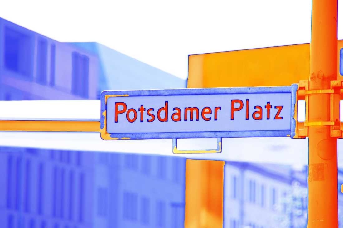 Carmen Varo, Berlin (Gebäude, Fassade, Straßenschild, Architektur, Berlin, Potsdamer Platz, Fotokunst, verfremdet, modern, Wohnzimmer, Büro, Wunschgröße, orange, blau, weiß)