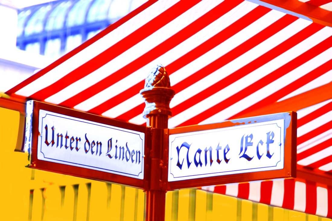 Carmen Varo, Berlin (Markise, Straßenschuld, Unter den Linden, Gebäude, Fassade,  Architektur, Berlin, Fotokunst, verfremdet, modern, Wohnzimmer, Büro, Wunschgröße, gelb, rot, weiß)