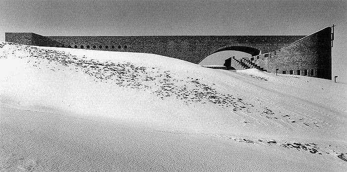 Botta Mario Kapelle auf dem Monte Tamaro (Offset, handsigniert, nummeriert) (Landschaft, Öde, Kapelle, Santa Maria degli Angeli, Architektur, modern, Tessin, Schweiz, Fotokunst, Schwarz-Weiß-Fotografie, Wohnzimmer, Treppenhaus, Original, signiert, schwarz/weiß)