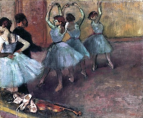 Edgar Degas, Blaue Tänzerinnen auf der Probenbühne. Um 1882 (Öl auf Leinwand,Christie's Images Ltd,1834-1917,Degas,Edgar,Edgar Degas,Impressionismus,französischer Impressionismus,Tanz,Ballett,Bewegung,Unterricht,Tänzerin,Probe,19. Jahrhundert,Ballerina,Aufwärmen,Üben,Ballettschuhe,Geige, französischer impressionism)