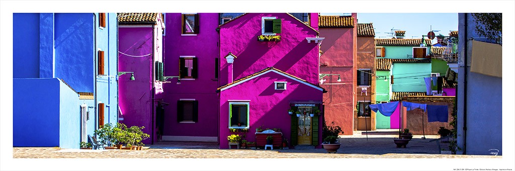 Philip Plisson, Ile de Burano sur la lagune de Venise (Burano, bunte Häuser, Architektur, Insel, Lagune, Venedig, Italien, Treppenhaus, Wohnzimmer, bunt)