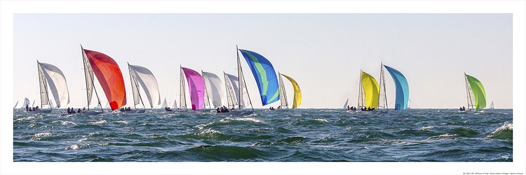 Philip Plisson, Descente sous spi - Bretagne (Segelschiffe, Regatta, maritim, Segelsport, Meeresbrise, Meer, Treppenhaus, Badezimmer, Wohnzimmer, Photokunst, Fotokunst, bunt)