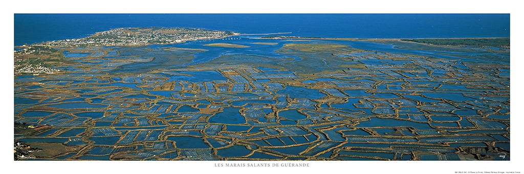 Philip Plisson, Les Marais salants de Guérande - Loire Atlantique (Salzgärten, Frankreich, Luftbild, Meeresbrise, Meer, Treppenhaus, Badezimmer, Wohnzimmer, Photokunst, Fotokunst, bunt)