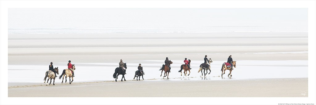 Philip Plisson, Promenade sur la plage - Le Touquet (Strand, Reiter, Ausritt, Pferde, Meer, maritim, Meeresbrise, Treppenhaus,  Wohnzimmer, Frankreich, Fotokunst, bunt)