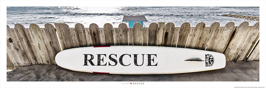 Philip Plisson, Surf rescue (Surfbrett, Lebensretter, Bay Watch, Strand, Meer, Meeresbrise, Treppenhaus,  Wohnzimmer, Frankreich, Fotokunst, bunt)