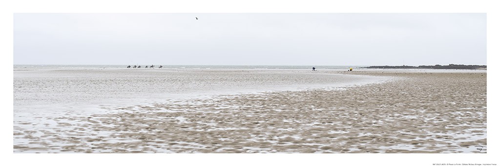 Philip Plisson, Promenade sur la plage (Strand, Meer, Ozean, Bretagne, Sand, Horizont, Treppenhaus,  Wohnzimmer, Frankreich, Fotokunst, bunt)