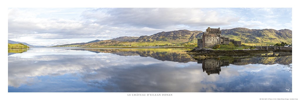 Philip Plisson, Le château d'Eilean Donan en Ecosse (Küste, Schottland, Spiegelung, Burg, Panorama, Loch Duich, Landschaftsfotografie, Treppenhaus, Wohnzimmer, bunt)