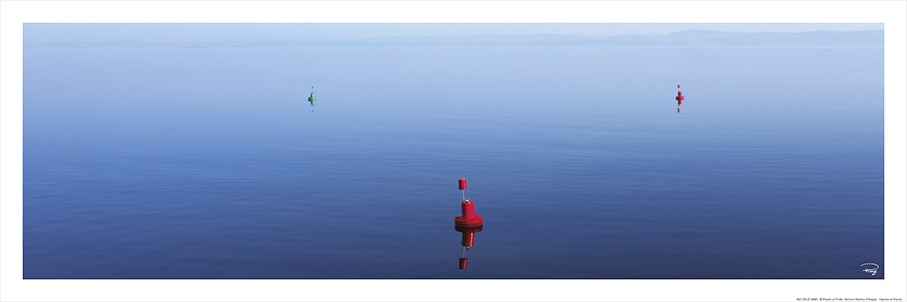 Philip Plisson, Mer calme (Meer, Unendlichkeit, Horizont, Bojen, Ruhe, Stille, maritim, Treppenhaus,  Wohnzimmer, Frankreich, Fotokunst, bunt)