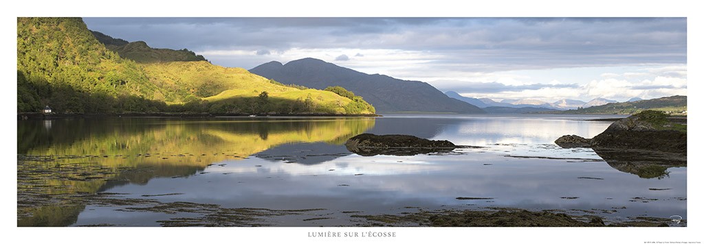 Philip Plisson, Lumière sur le Loch Duich en Ecosse (Küste, Schottland, Highlands, Spiegelung,  Panorama, Loch Duich, Landschaftsfotografie, Treppenhaus, Wohnzimmer, bunt)