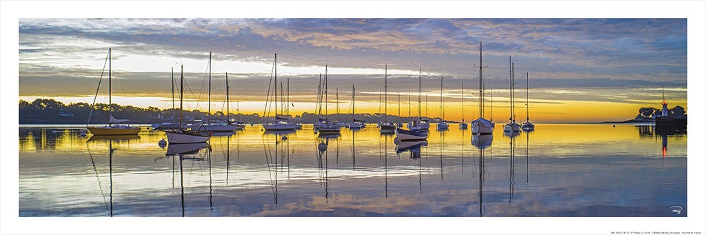 Philip Plisson, Voiliers au mouillage dans le port de La Trinité sur Mer (Küste, Hafen, Segelboote, Meer,   Frankreich, Sonnenuntergang, Panorama, Spiegelungen, Landschaftsfotografie, Treppenhaus, Wohnzimmer, bunt)