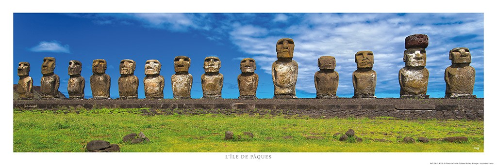 Philip Plisson, Statues Moaï sur l'île de Pâques (Osterinsel, Statuen, Skulpturen, Steinskulpturen, Kultur, prähistorisch, Reihe, Wohnzimmr, Treppenhaus, Fotografie, bunt)