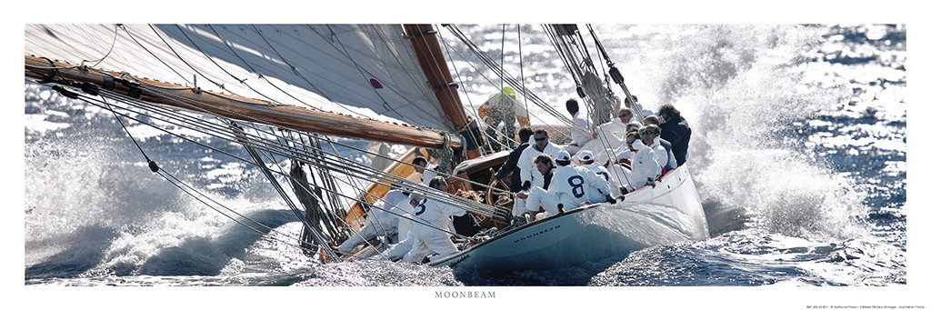 Guillaume Plisson, Moonbeam - Classic yacht (Segelboot, Segel, Wind, Seegang, Wellen, Gischt,  Segelsport, Meeresbrise, Nostalgie, Treppenhaus, Badezimmer, Wohnzimmer, Fotokunst, bunt)