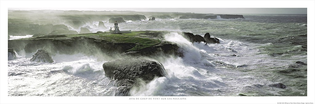 Philip Plisson, Avis de Coup de Vent sur le phare des Poulains à Belle-Ile (Leuchtturm, Meer, Brandung, Felsenküste, Frankreich, Atlantik, maritim, Luftbild, Meeresbrise, Fotokunst, Wohnzimmer, Badezimmer, Treppenhaus, bunt)