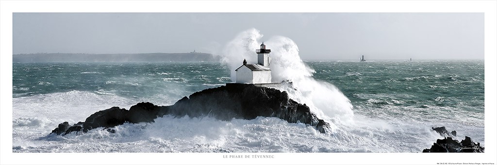 Guillaume Plisson, Pointe du Raz - Phare de Tévennec - Bretagne (Leuchtturm, Meer, Seegang, Wellen, Gischt, Wasserkraft, Frankreich, Bretagne, Atlantik, Meeresbrise, Treppenhaus, Badezimmer, Wohnzimmer, Fotokunst, bunt)