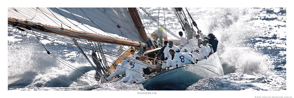 Guillaume Plisson, Moonbeam - Classic yacht (Segelboot, Segel, Wind, Wellen, Seegang, Gischt, Segelsport, Meeresbrise, Nostalgie, Treppenhaus, Badezimmer, Wohnzimmer, Fotokunst, bunt)