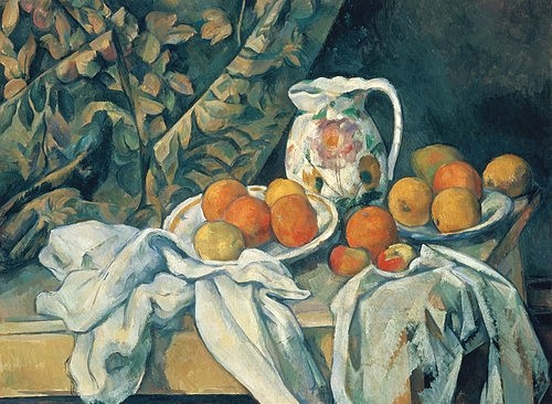 Paul Cézanne, Früchtestillleben mit Vorhang. 1894/95 (Stillleben, Früchte, Vase, Vorhang, Krug, Obst, Tisch, Tischtuch, Wunschgröße, Klassiker, Impressionismus, Wunschgröße, Wohnzimmer, Esszimmer,)