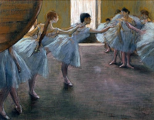 Edgar Degas, Ballett-Übungen. 1885/1890 (Degas,Edgar,1834-1917,Moskau,Puschkin-Museum,Pastell/Karton,Degas,Edgar Degas,19. Jahrhundert,Ballett,Tänzerin,Ballerina,Übung,üben,Gruppe,Tänzerinnen,zart,Pose,Balance,Ballettsaal,weiße Kleider,Probe,proben,Arabesque,Arabeske,Tutu, französischer impressi)