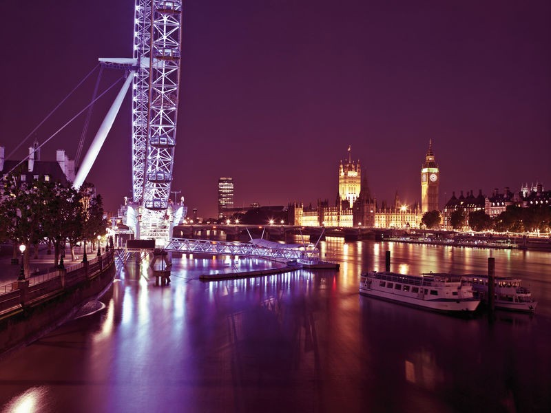 Assaf Frank, A RIVERSIDE VIEW (London, London Eye, Beleuchtung, Nachtszene, Attraktion, Riesenrad, Fluss, Themse, Reflexionen, Städte, Metropole, Hauptstadt, Fotokunst, Wunschgröße, Wohnzimmer, Treppenhaus, bunt)