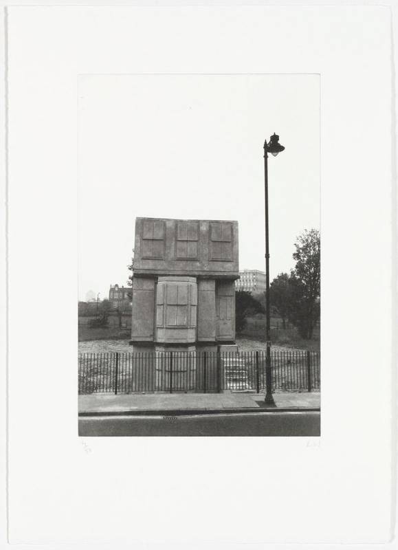 Whiteread Rachel House (Photogravure, handsigniert) (Haus, Gebäude, Architektur, verschlossen, verrammelt, Fotokunst, schwarz/weiß, Original, signiert)