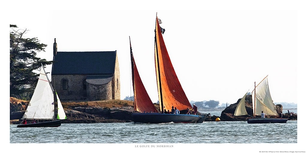 Philip Plisson, Vieux gréements dans le Golfe du Morbihan - Bretagne (Segelschiffe, Hafen, Urlaub, Frankreich, Bretagne, Segelsport, Meeresbrise, Meer, Treppenhaus, Badezimmer, Wohnzimmer, Photokunst, Fotokunst, bunt)