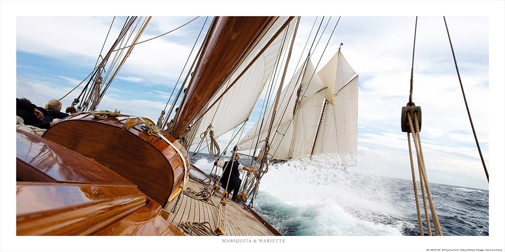 Philip Plisson, Mariquita et Mariette - Classic Yacht (Segelschiff, Tempo, maritim, Geschwindigkeit, Segelsport, Meeresbrise, Meer, Treppenhaus, Badezimmer, Wohnzimmer, Photokunst, Fotokunst, bunt)