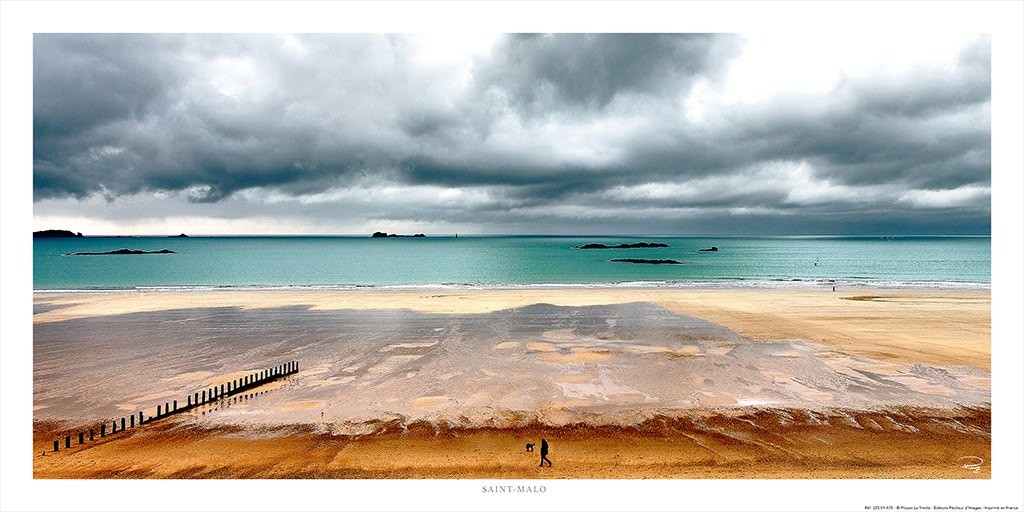 Philip Plisson, Ciel de traîne sur Saint-Malo - Bretagne (Bretagne, Atlantik, Saint Malo, Ebbe, Sand, Horizont, Wolken,  maritim, Meeresbrise, Badezimmer, Wohnzimmer, Fotokunst, bunt)