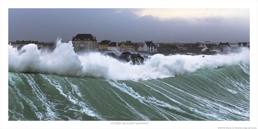 Philip Plisson, Tempête Petra - Saint Guénolé (Welle, Seegang, Atlantik, Bretagne, Gischt, Meer, Meeresbrise, maritim, Frankreich, Treppenhaus,  Wohnzimmer, Frankreich, Fotokunst, bunt)