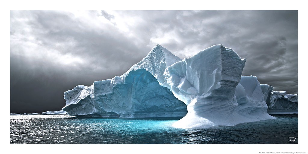 Philip Plisson, Grand Glacier – Antarctique (Eisberg, Kälte, Antartik, Meer, Meeresbrise, Wohnzimmer, Badezimmer, Treppenhaus, Fotokunst, bunt)