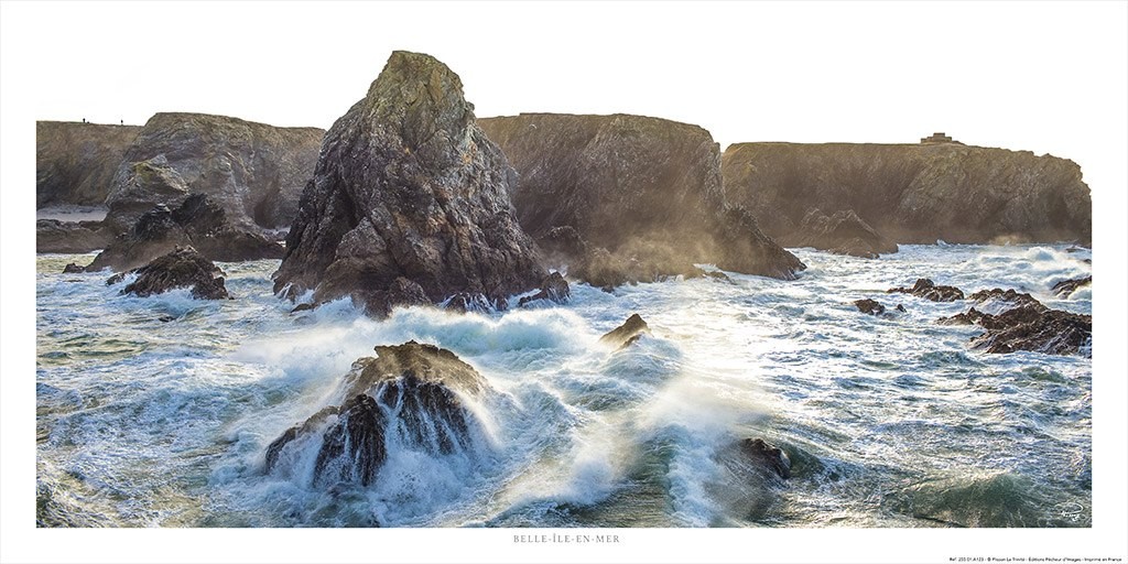 Philip Plisson, Les aiguilles de Port Coton (Meer, Brandung, Felsenküste, Felsen, Horizont, Frankreich, Atlantik, Bretagne, Meeresbrise, Fotokunst, Wohnzimmer, Badezimmer, Treppenhaus, bunt)