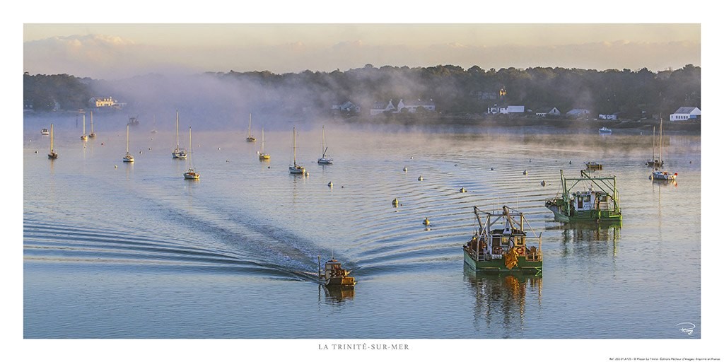 Philip Plisson, Rivière de Crac'h (Küste, Frankreich, Bretagne, Dorf, Segelboote, Fischerboote, Landschaftsfotografie, Treppenhaus, Wohnzimmer, bunt)