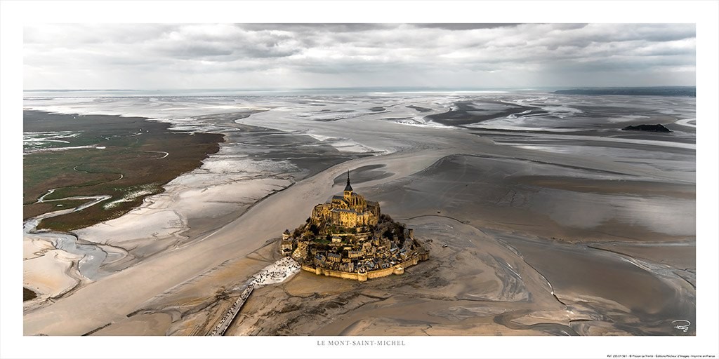 Philip Plisson, Le Mont-Saint-Michel à basse mer - La marée du siècle (Kirche, Gotik, Ebbe-Flut, Frankreich, Normandie, Kulturerbe, Sehenswürdigkeit, Meeresbrise, Meer, Treppenhaus, Luftbild, Horizont, Wohnzimmer, Photokunst, Fotokunst, bunt)