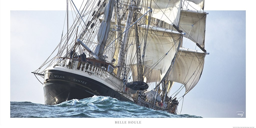 Philip Plisson, Le Belem, trois-mâts barque dans la houle (Segelschiff, Dreimaster, Seegang, Tempo, maritim, Geschwindigkeit, Segeln, Meeresbrise, Meer, Treppenhaus, Badezimmer, Wohnzimmer, Photokunst, Fotokunst, bunt)
