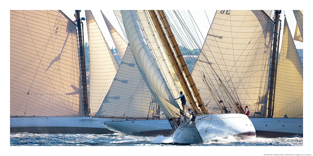 Guillaume Plisson, Les Voiles de Saint-Tropez (Segelboot, Segel, Wind,  Segelsport, Meeresbrise, Nostalgie, Treppenhaus, Badezimmer, Wohnzimmer, Fotokunst, bunt)