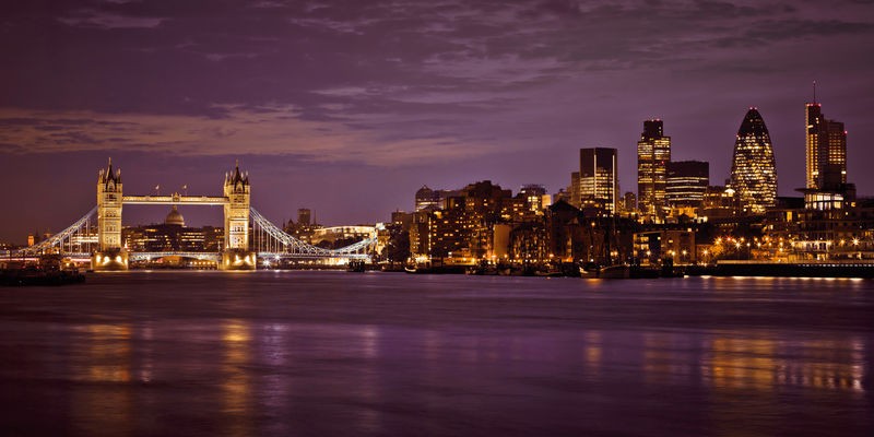 Assaf Frank, LONDON BY NIGHT (London, Tower Bridge, Panorama, Beleuchtung, Nachtszene, Fluss, Themse, Reflexionen, Städte, Metropole, Hauptstadt, Fotokunst, Wunschgröße, Wohnzimmer, Treppenhaus, bunt)