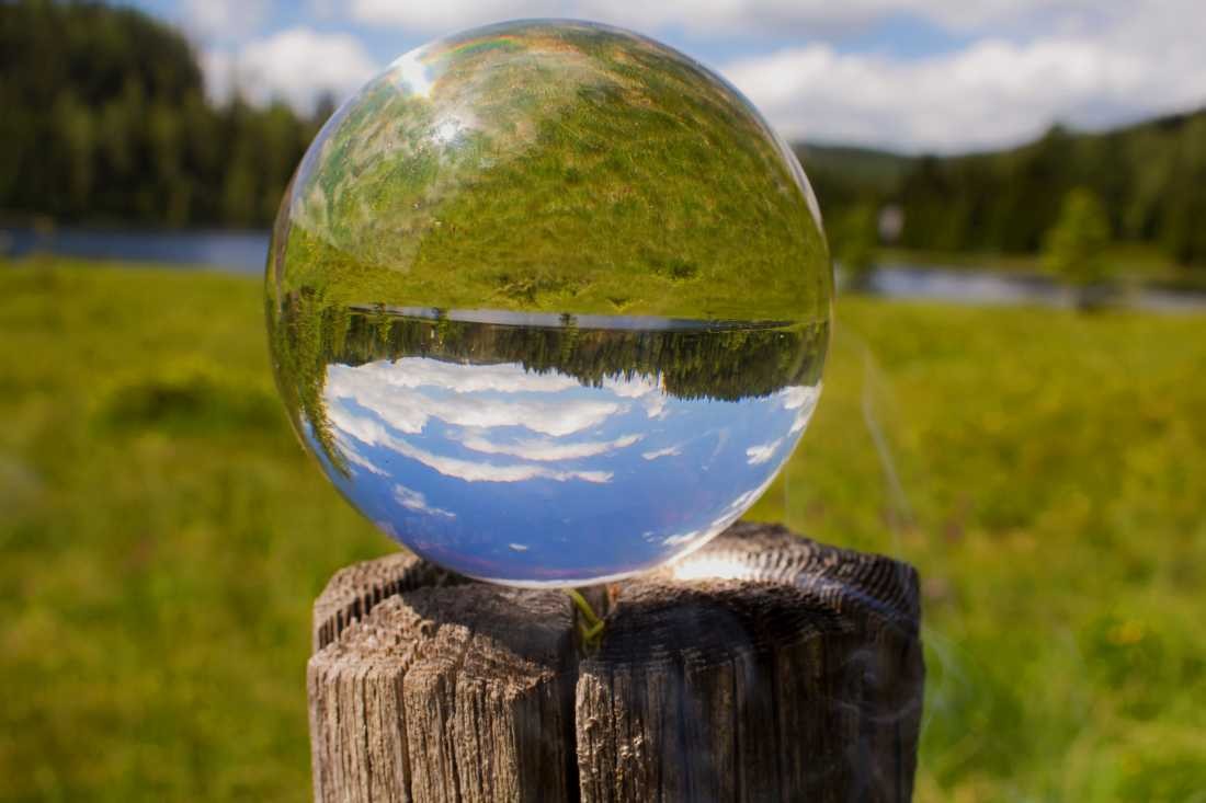 Conny Krakowski, Blickwinkel (Glaskugel, Ausblick, Blickwinkel, Wasser, Fotografie, Fluss, Bach, Makro, Makroaufnahme, Strom, Strömung, Fotografie)