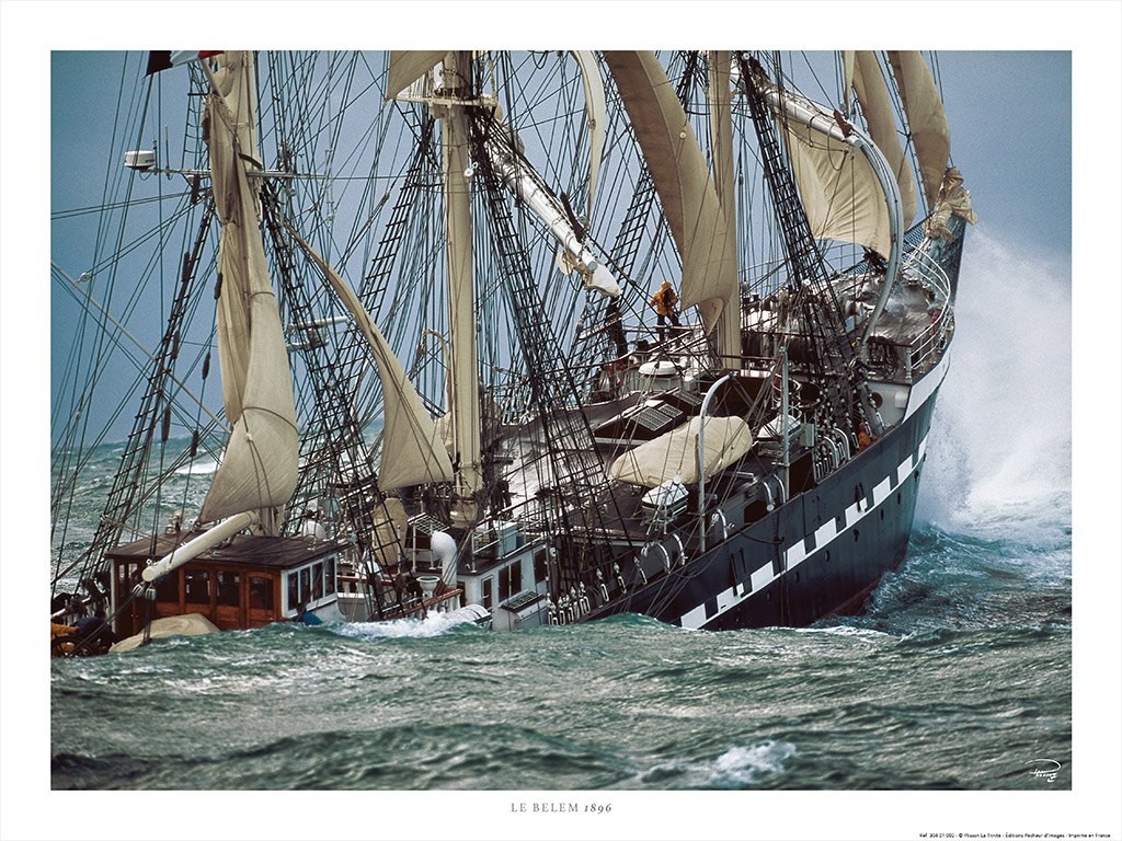 Philip Plisson, Le Belem, trois-mâts barque (Segelschiff, Dreimaster, Fregatte, Seegang, Tempo, Geschwindigkeit, Segeln, maritim, Meeresbrise, Meer, Treppenhaus, Badezimmer, Wohnzimmer, Photokunst, Fotokunst, bunt)
