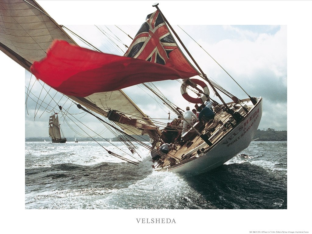 Philip Plisson, Le Class J Velsheda - classic yacht (Segelschiff, Segelsport, maritim, Meeresbrise, Meer, Treppenhaus, Badezimmer, Wohnzimmer, Tempo, Geschwindigkeit, Fotokunst, bunt)